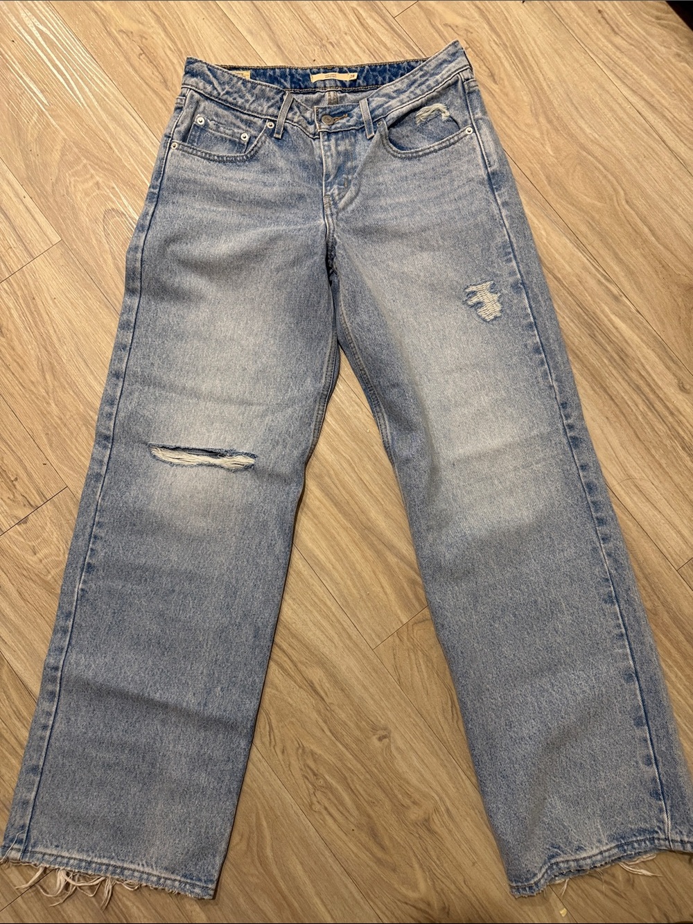 Classic Levi’s Light Wash ‘Low Loose Apple BAS’ (never worn! Size 28)